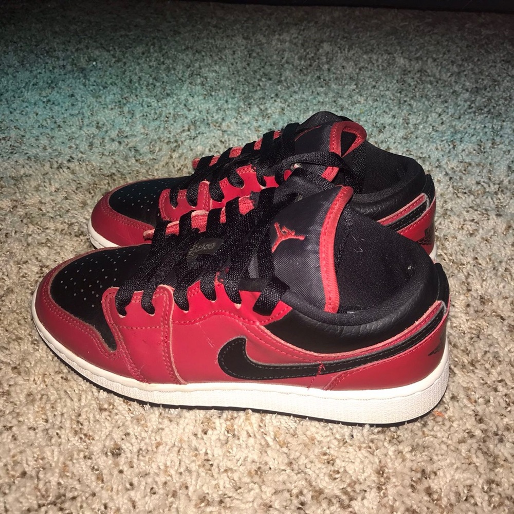 Jordan 1 Low Reverse Bread Peppled Swoosh